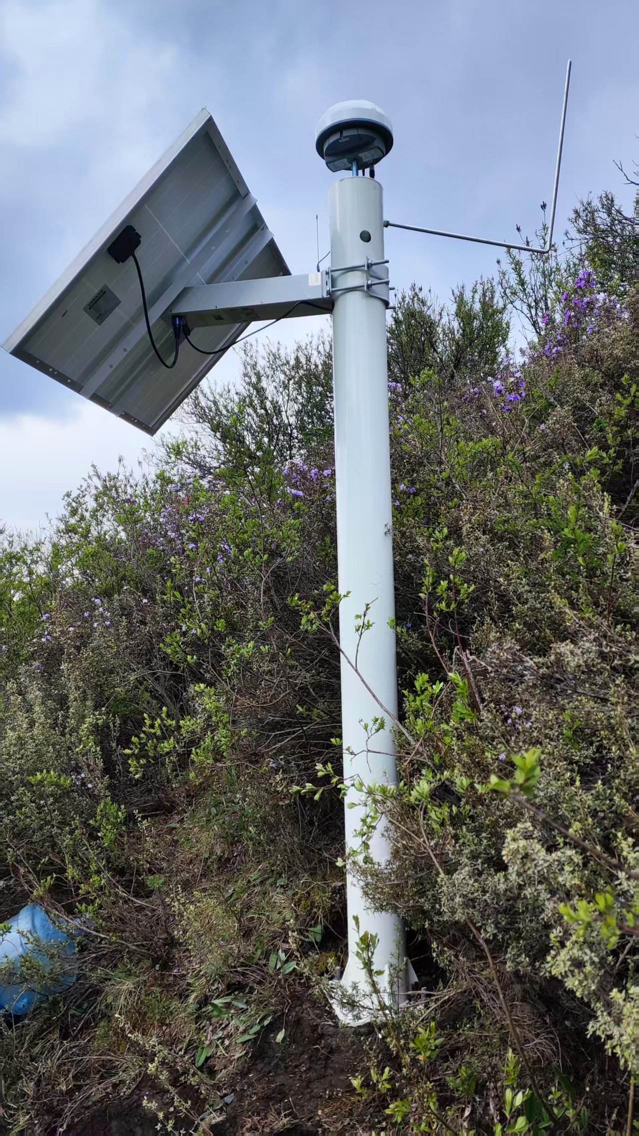 青海同赛一标龙藏山隧道口边坡