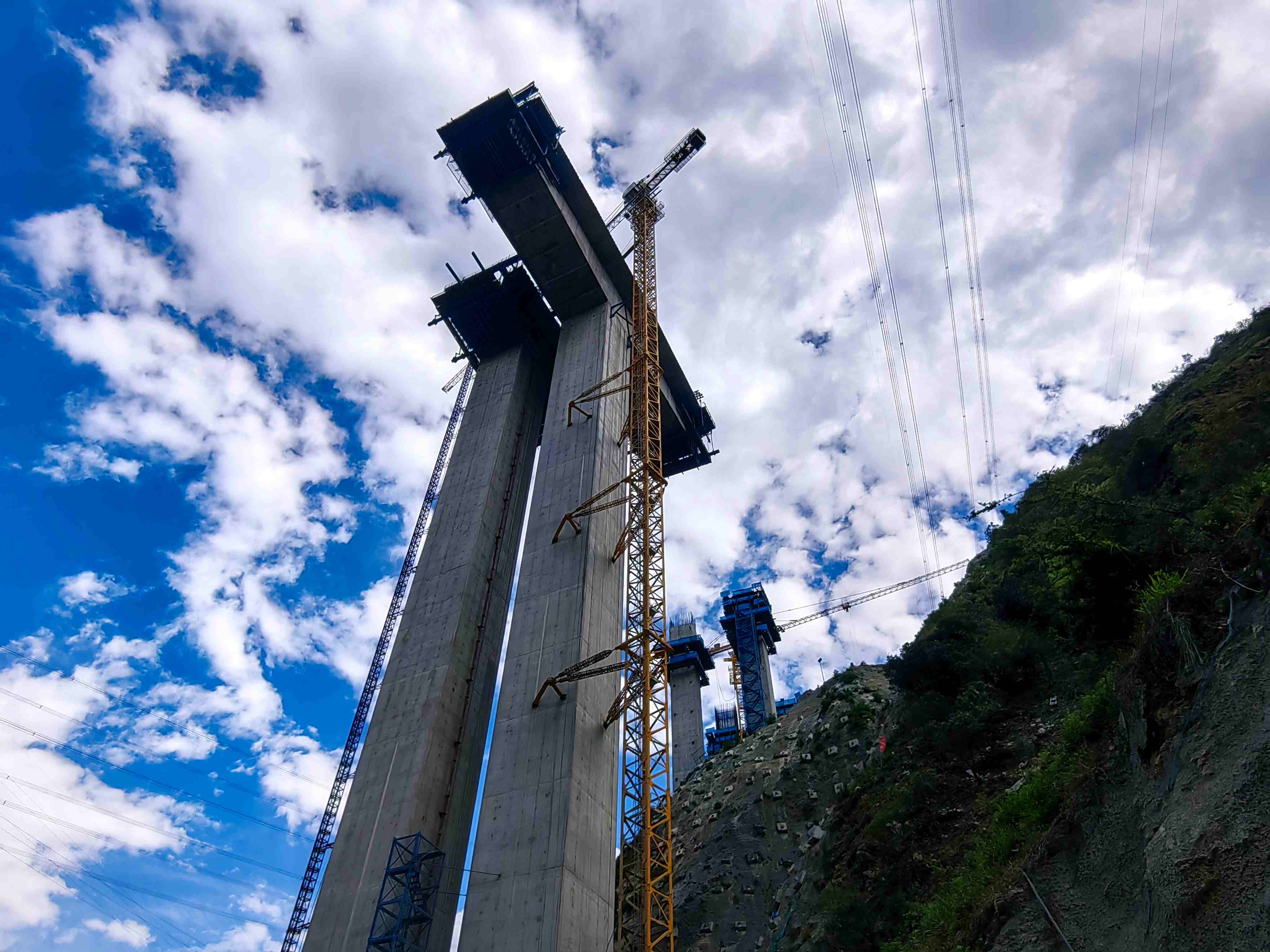 四川路桥某新建高速公路建设项目